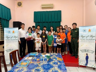 “Trao sách trao yêu thương” cho trẻ em các gia đình bị ảnh hưởng chất độc da cam